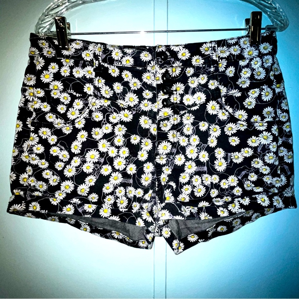 Black heart Shorts Juniors Size 13‎ Black Daisy Flowers